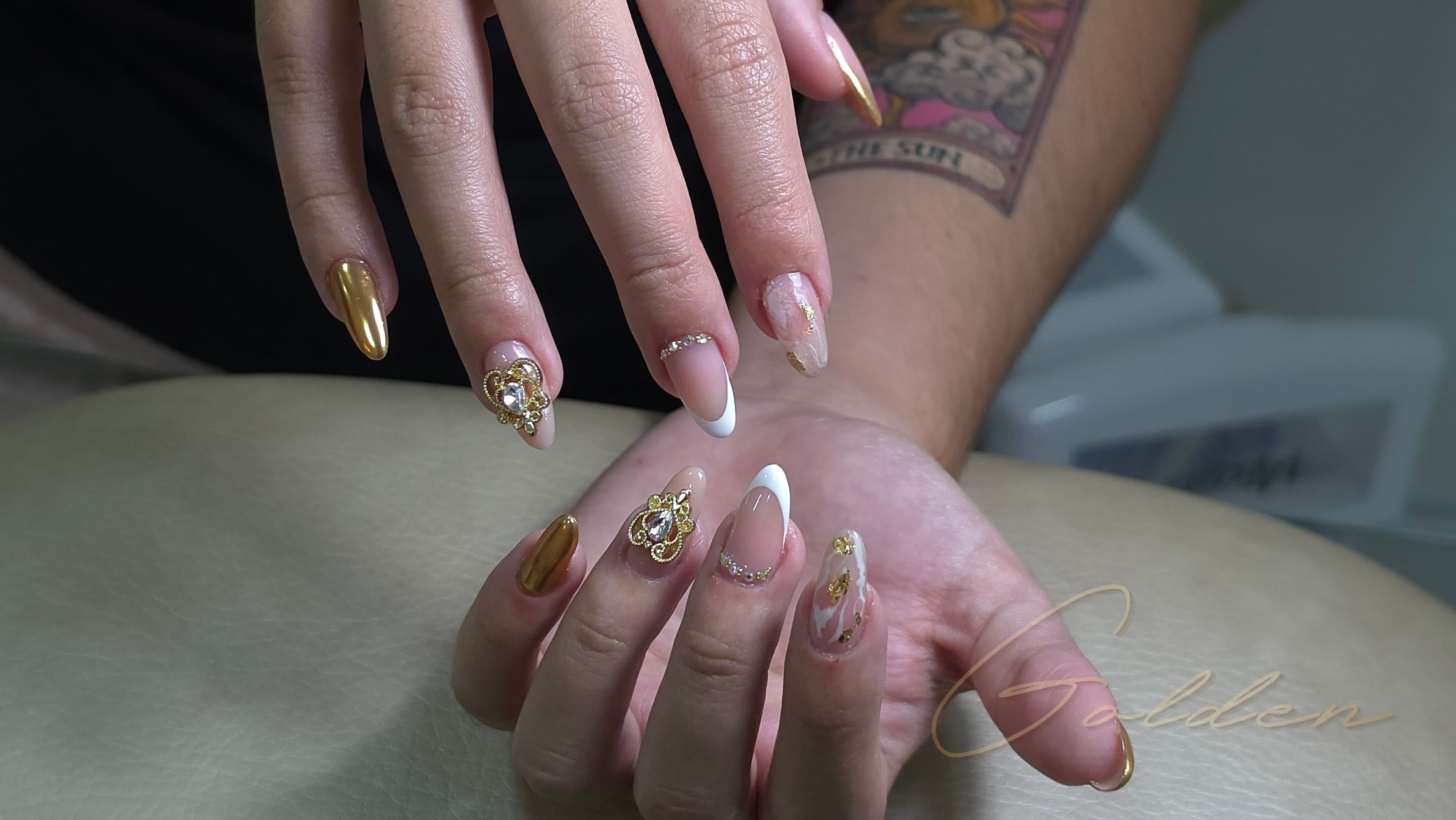 Golden Beauty Studio — uñas esculpidas en Sabaneta